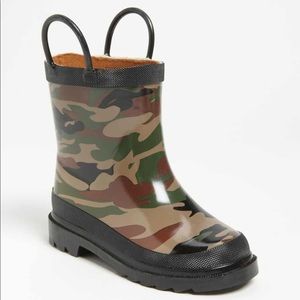 *brand new kids rain boots!!! (Without box)